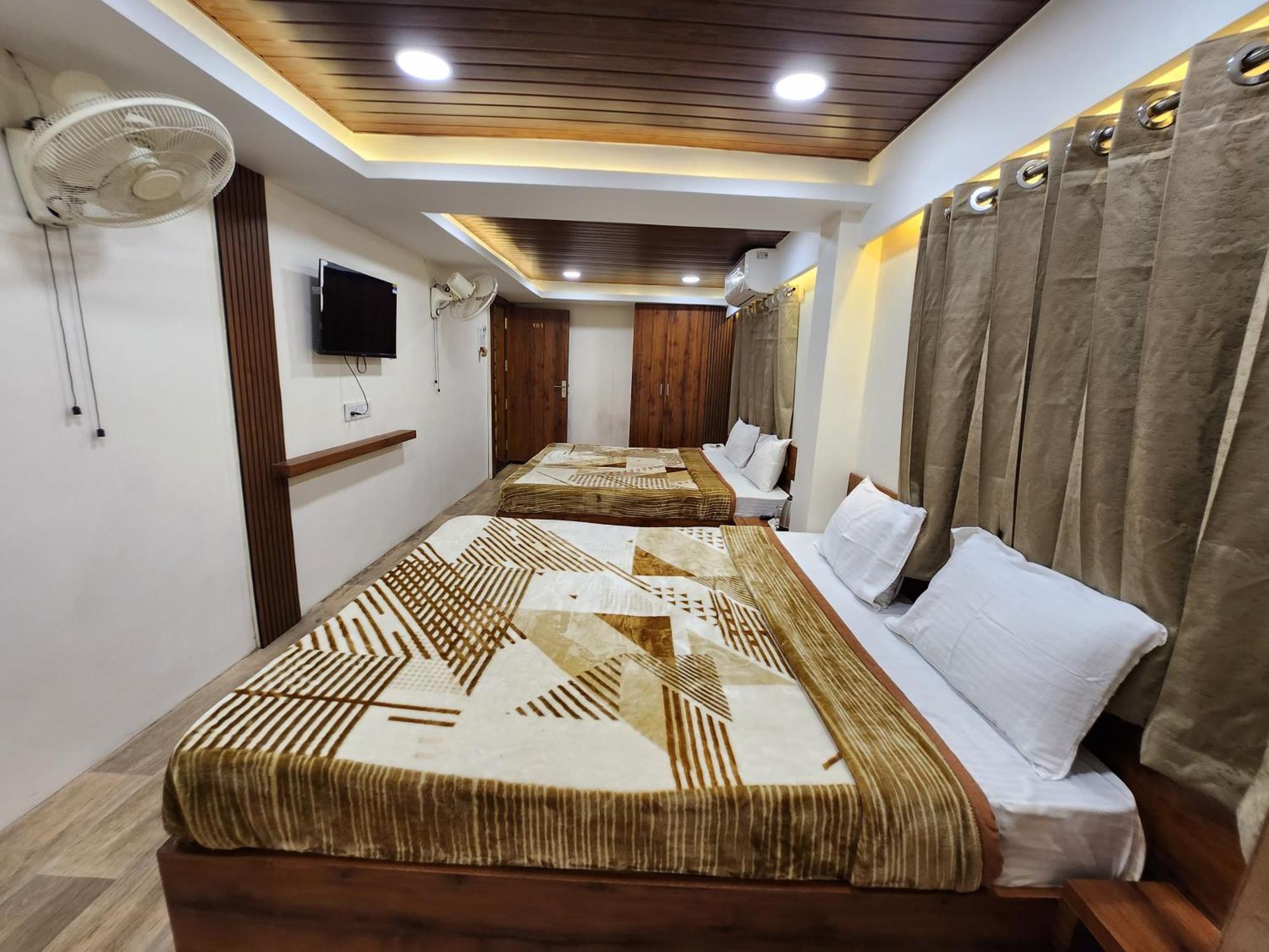 Hotel Anantshree Ujjain Bagian luar foto