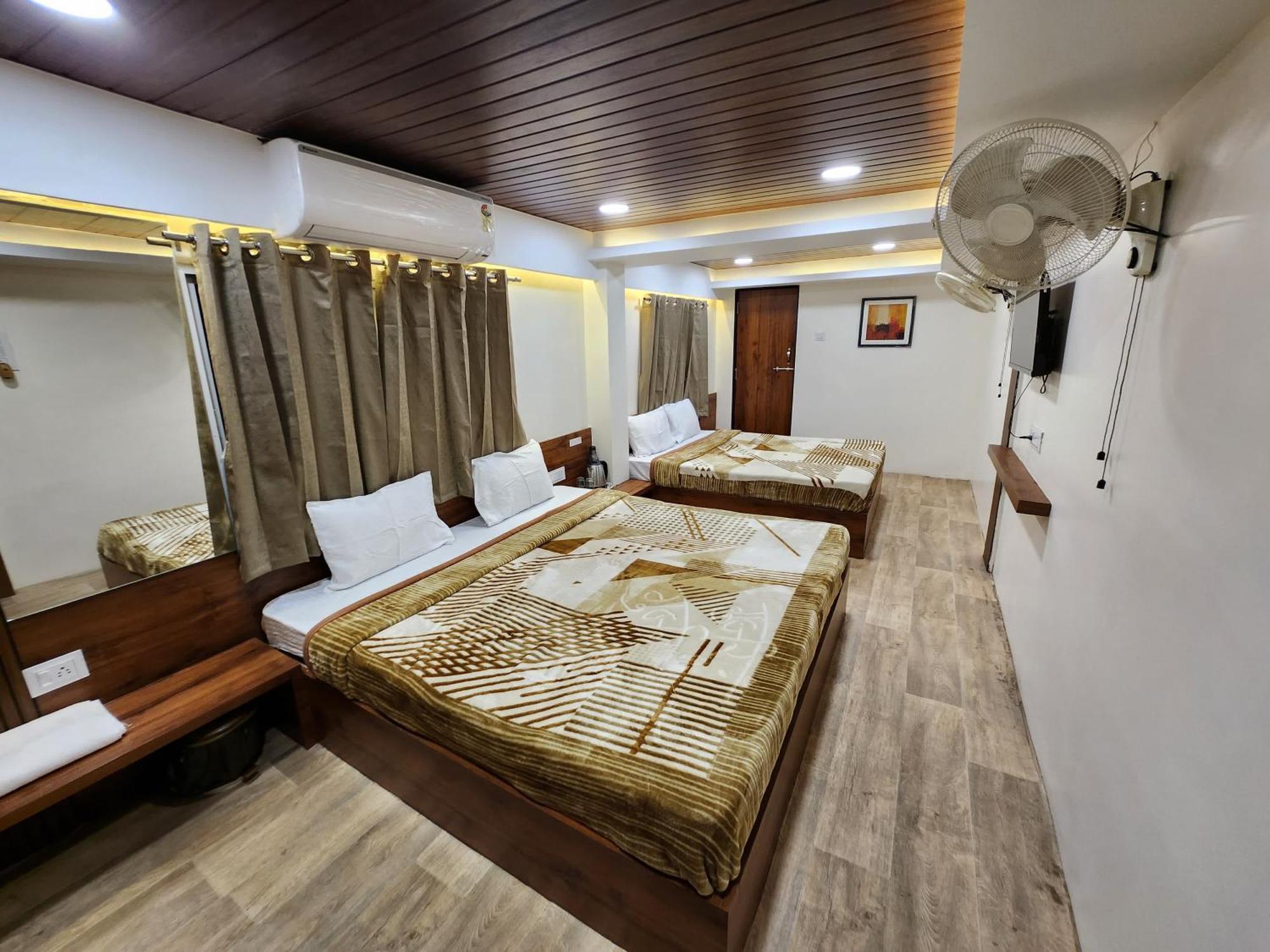 Hotel Anantshree Ujjain Bagian luar foto