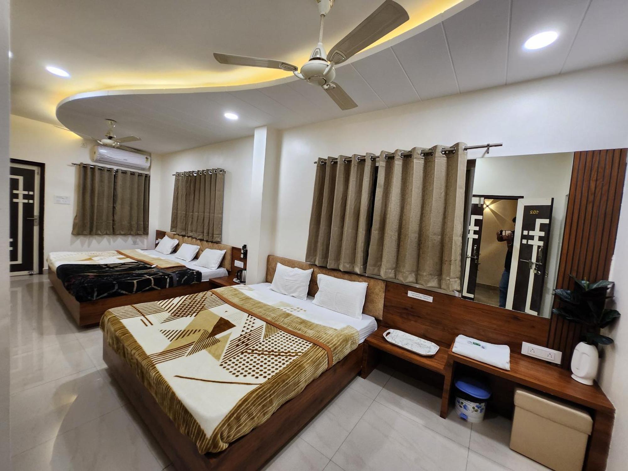 Hotel Anantshree Ujjain Bagian luar foto