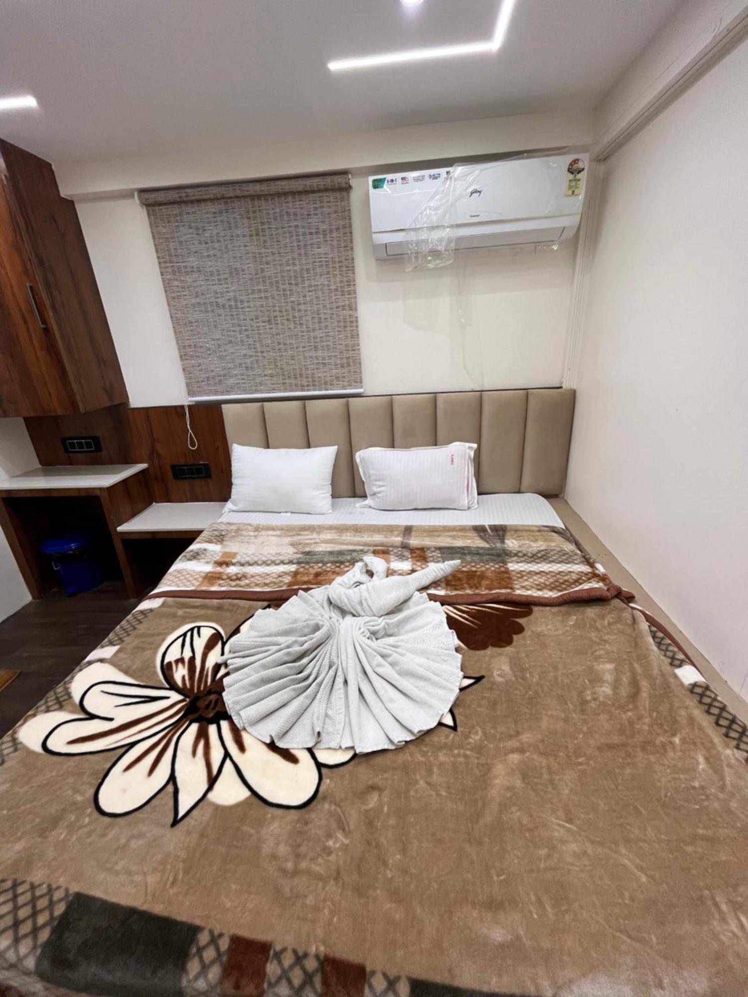 Hotel Anantshree Ujjain Bagian luar foto