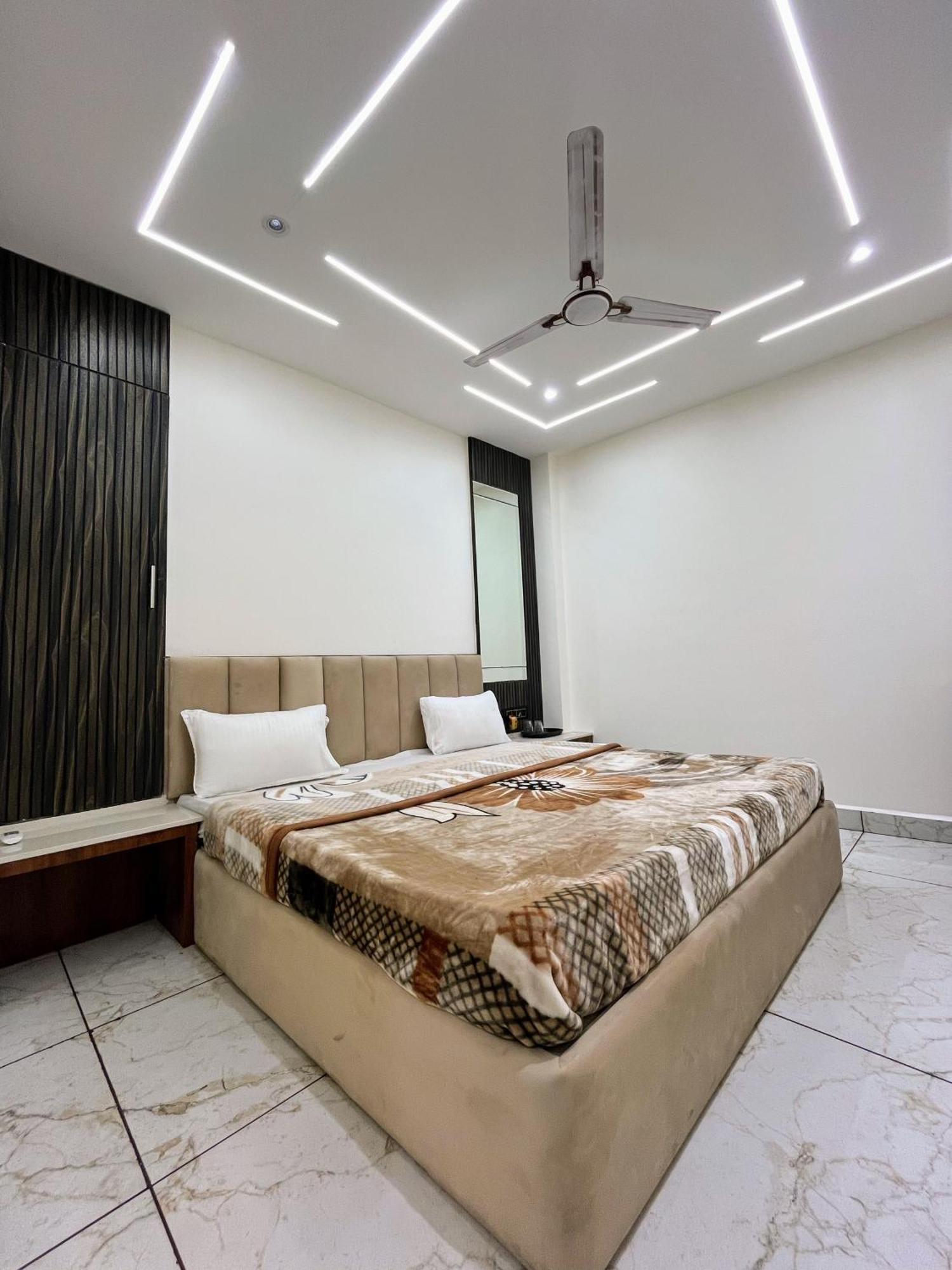Hotel Anantshree Ujjain Bagian luar foto