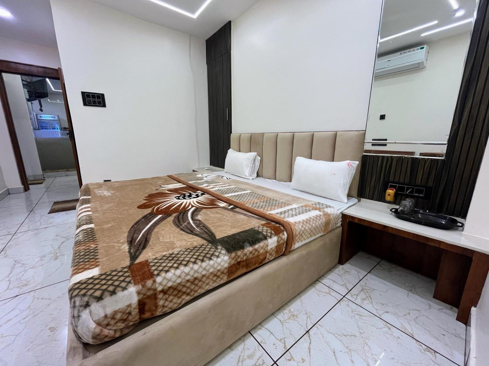 Hotel Anantshree Ujjain Bagian luar foto