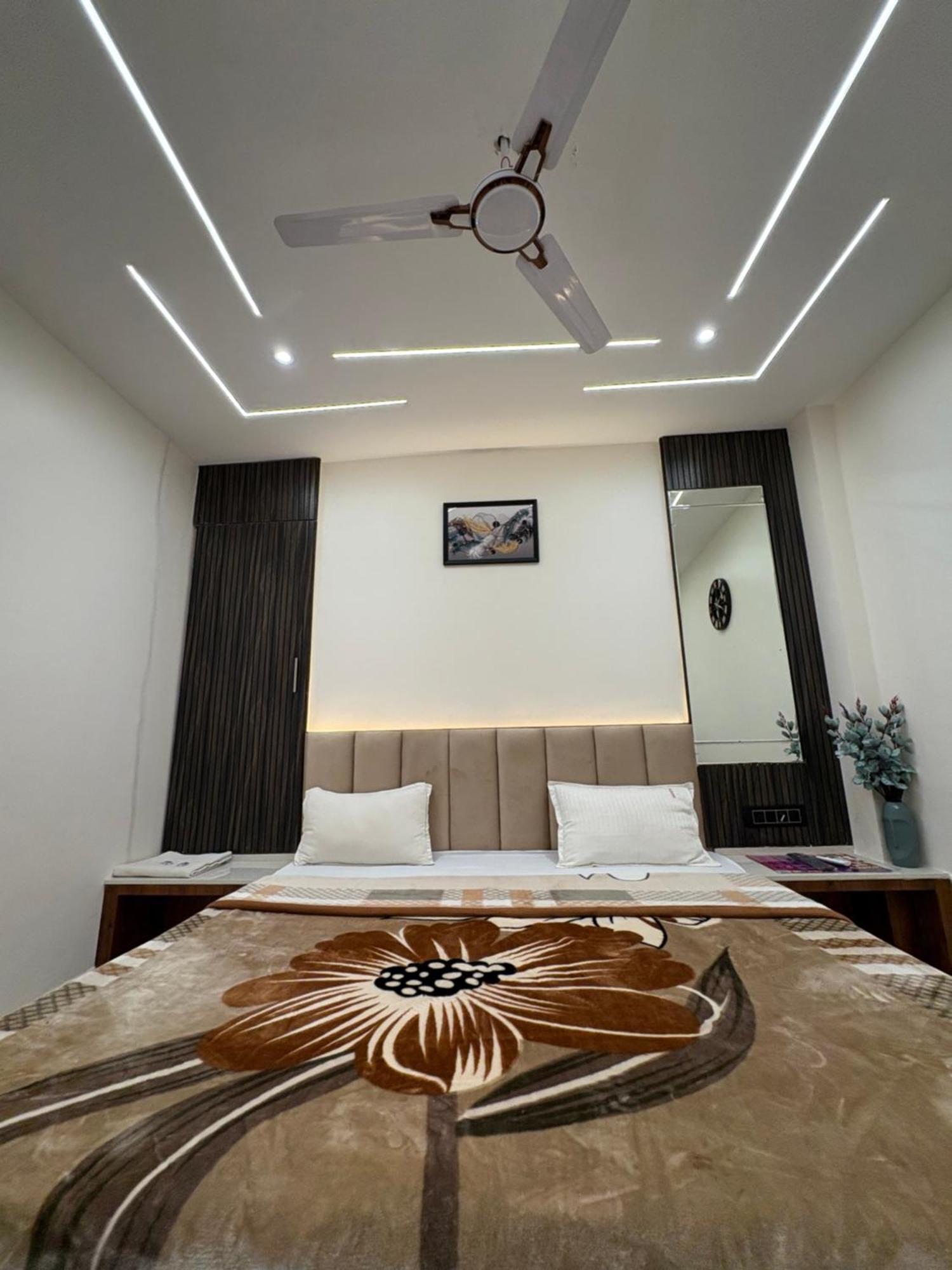 Hotel Anantshree Ujjain Bagian luar foto