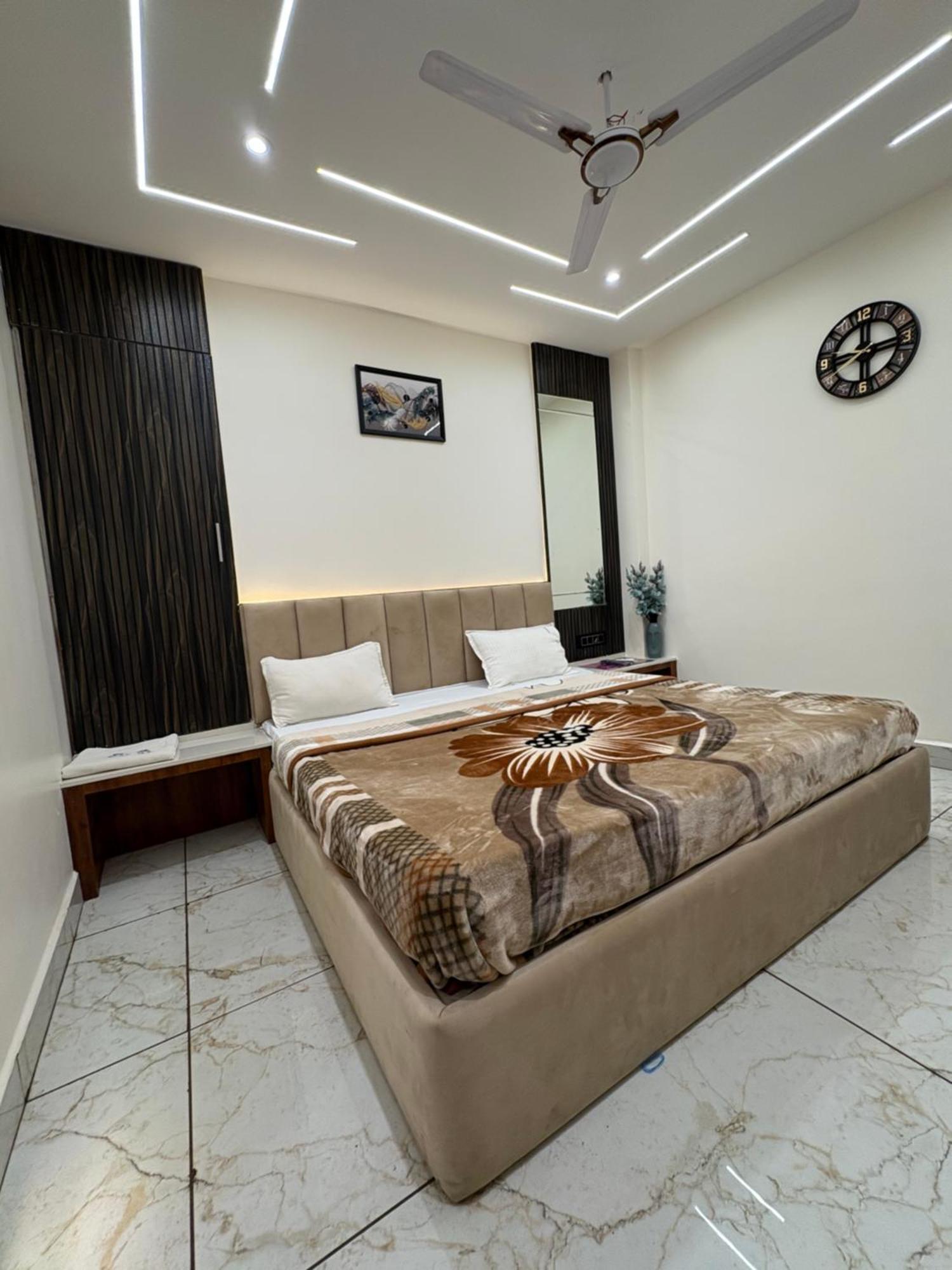 Hotel Anantshree Ujjain Bagian luar foto