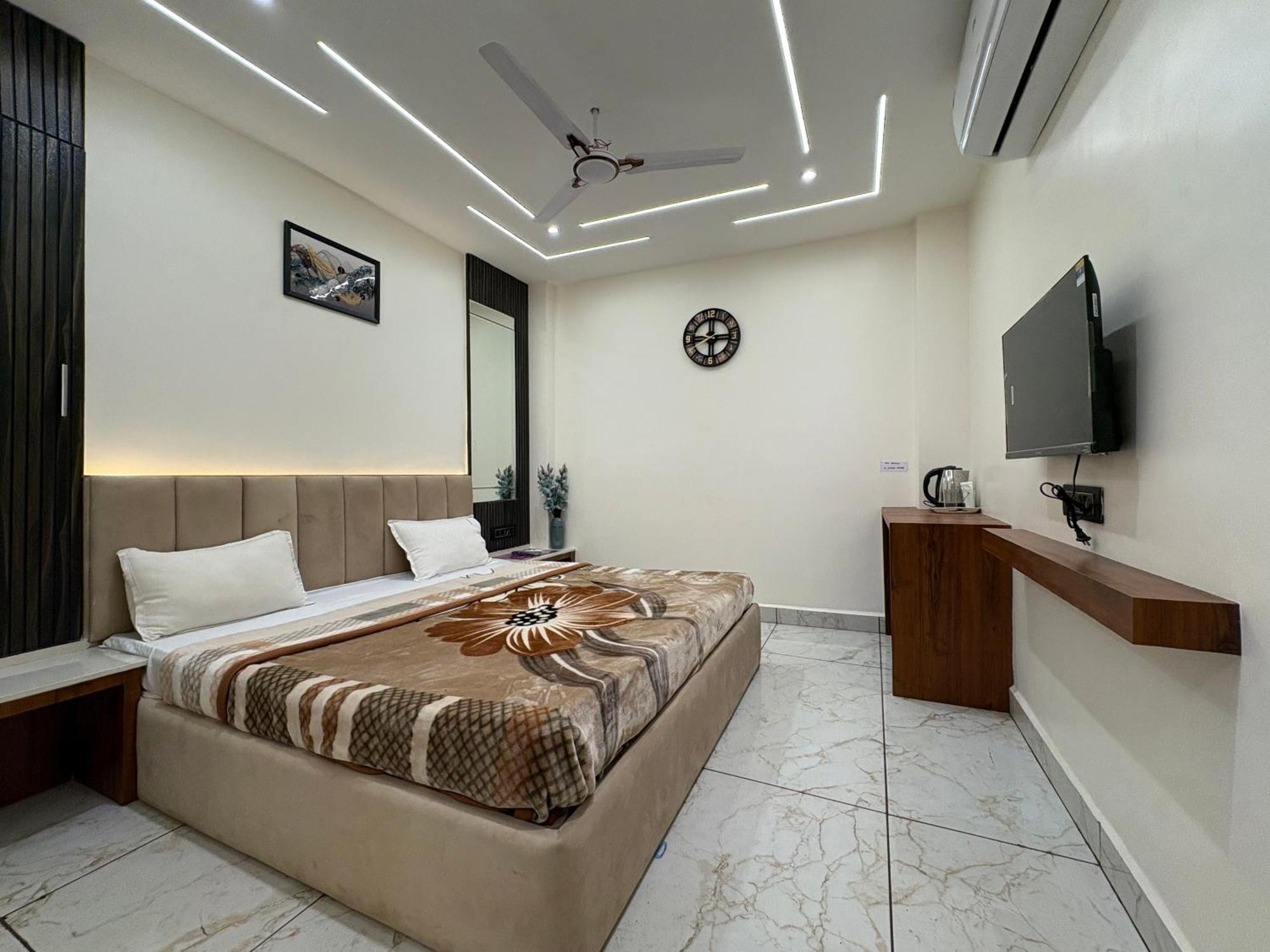 Hotel Anantshree Ujjain Bagian luar foto