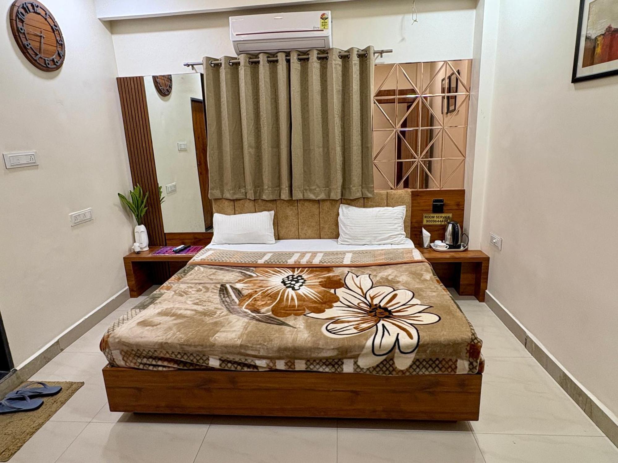 Hotel Anantshree Ujjain Bagian luar foto