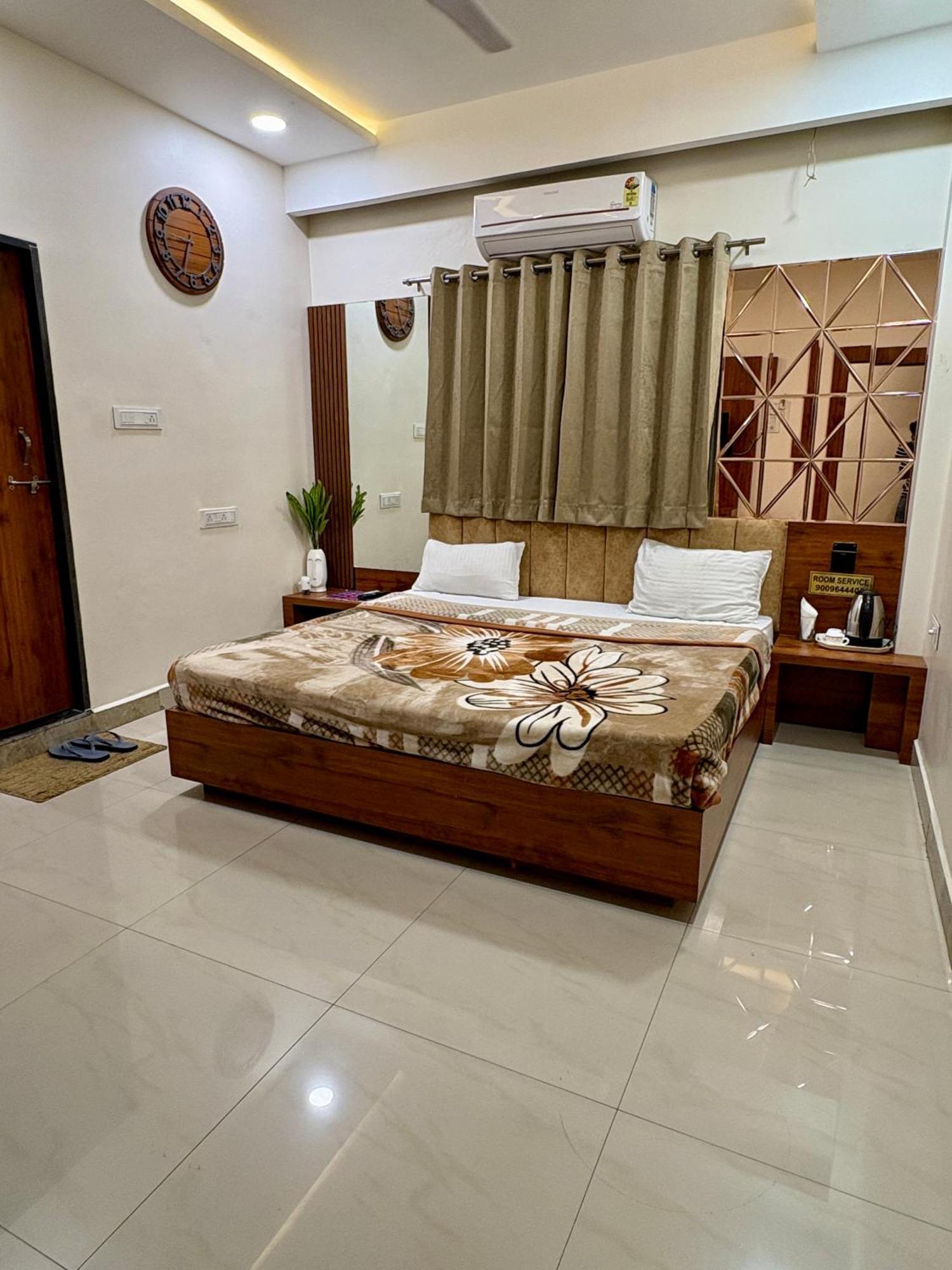 Hotel Anantshree Ujjain Bagian luar foto