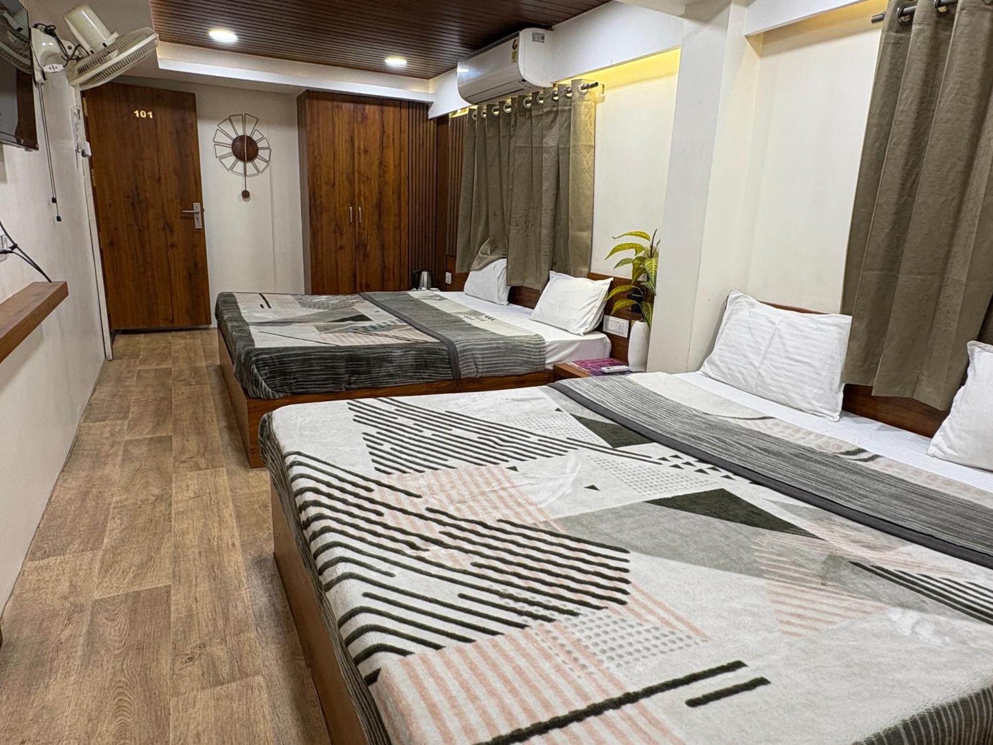 Hotel Anantshree Ujjain Bagian luar foto