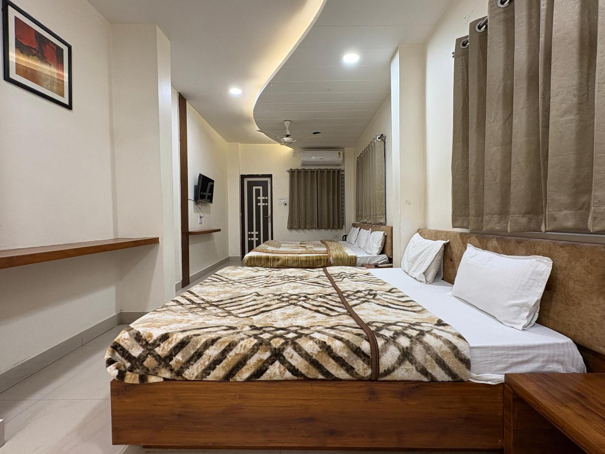 Hotel Anantshree Ujjain Bagian luar foto