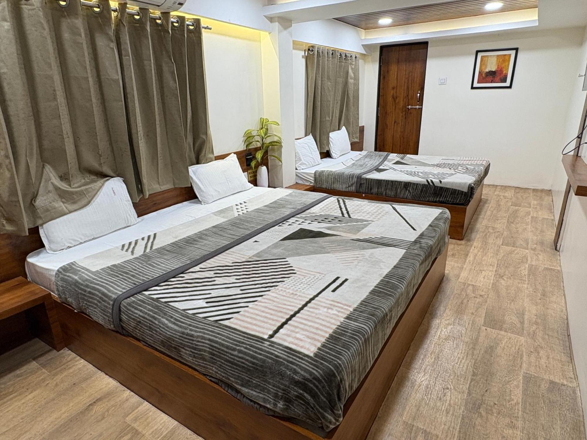 Hotel Anantshree Ujjain Bagian luar foto