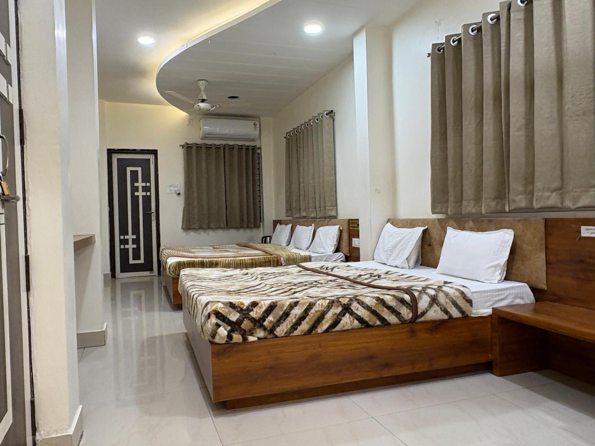 Hotel Anantshree Ujjain Bagian luar foto