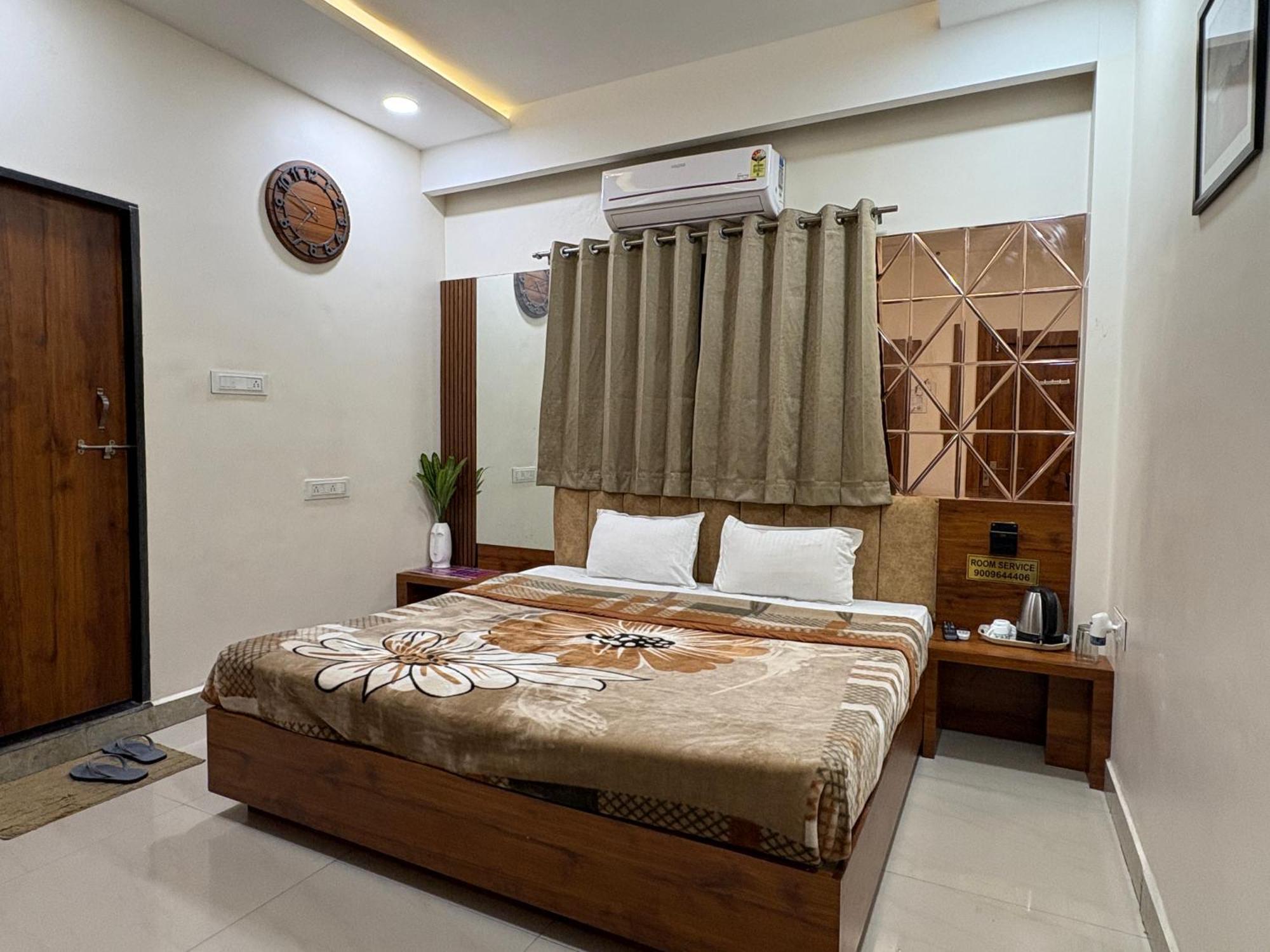 Hotel Anantshree Ujjain Bagian luar foto