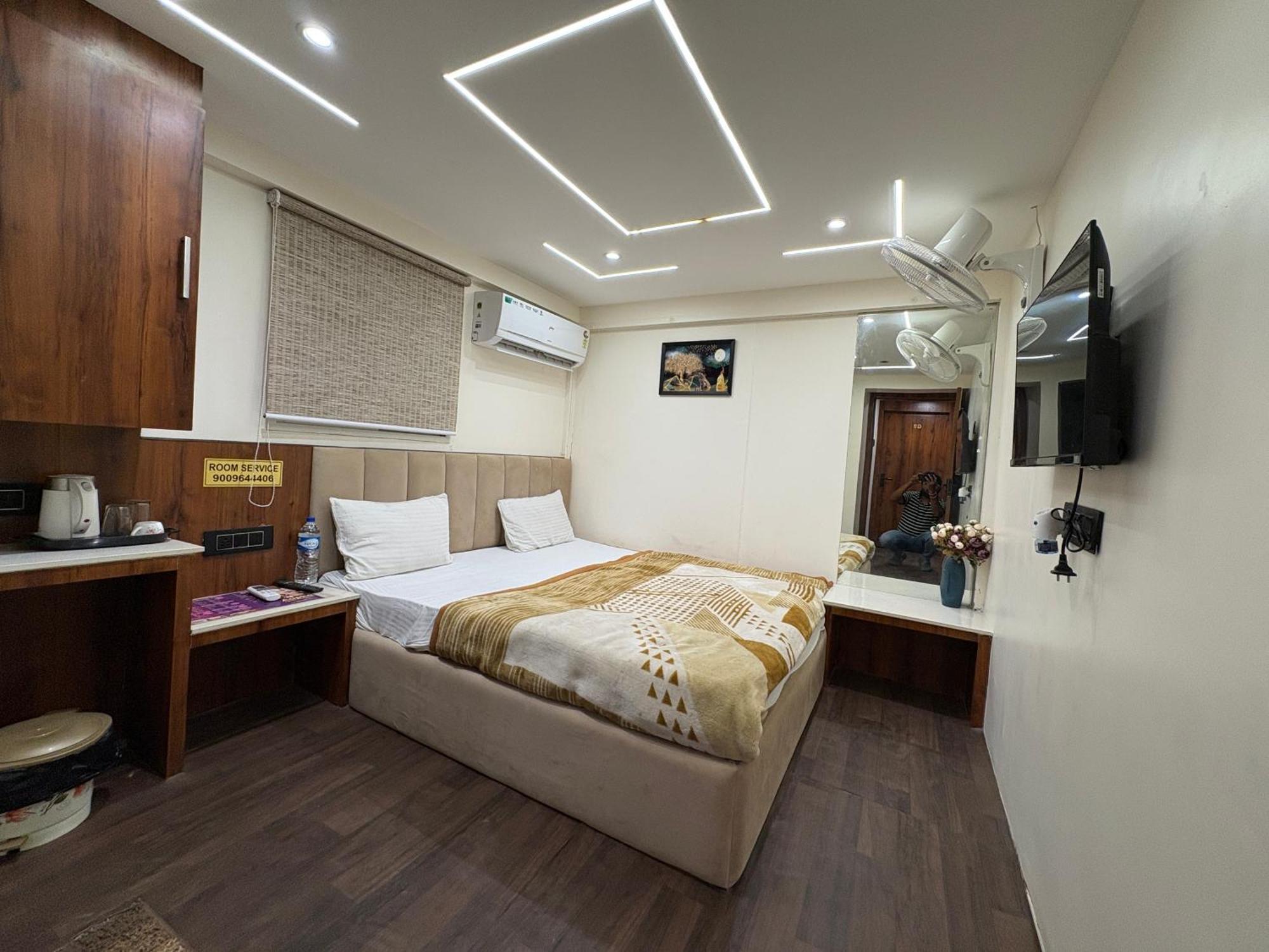 Hotel Anantshree Ujjain Bagian luar foto