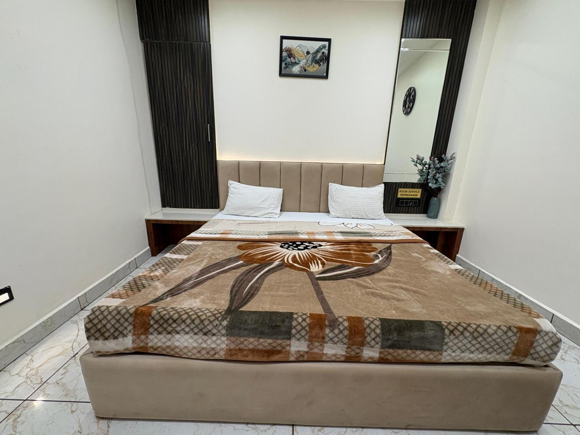 Hotel Anantshree Ujjain Bagian luar foto