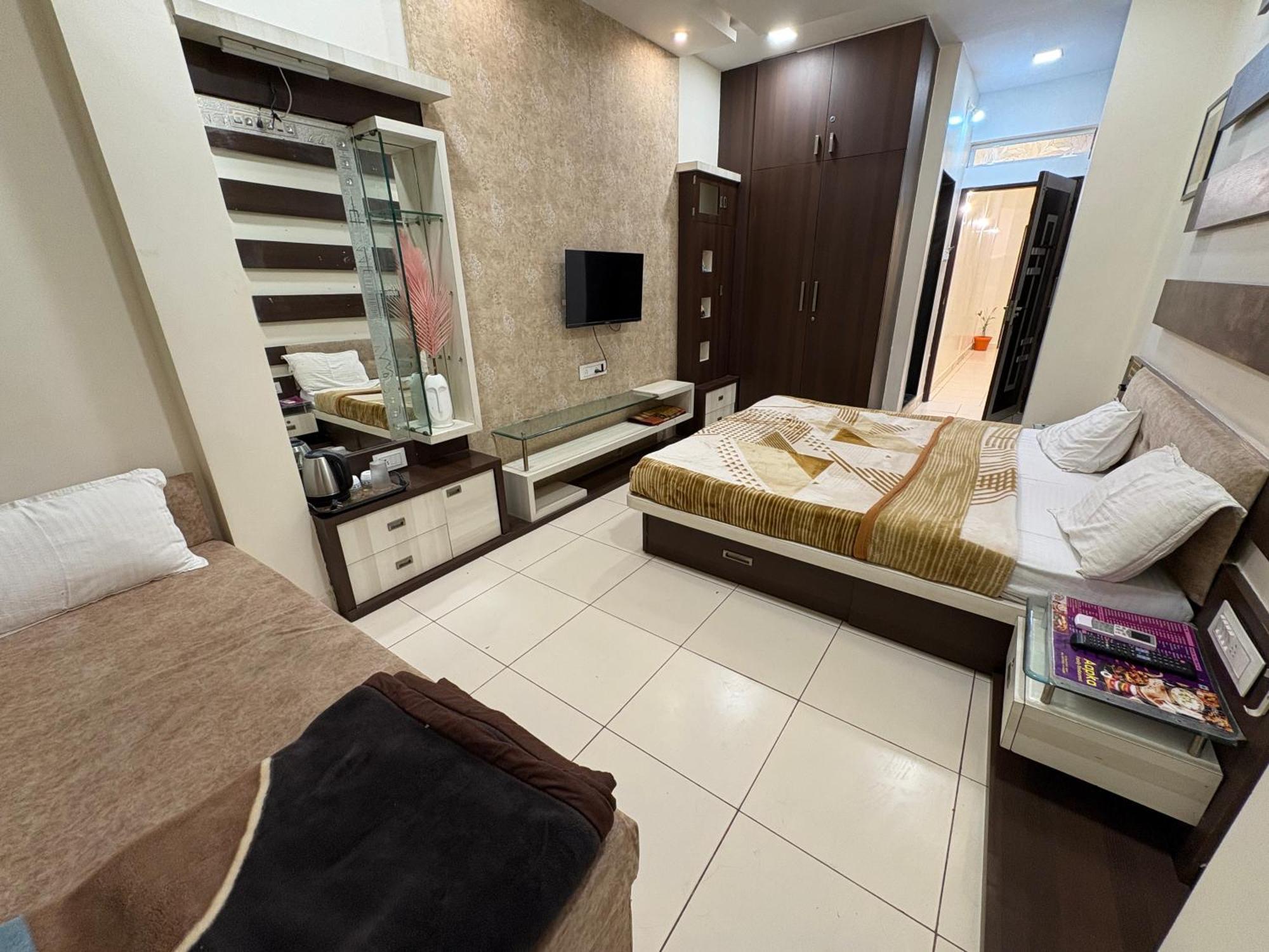 Hotel Anantshree Ujjain Bagian luar foto