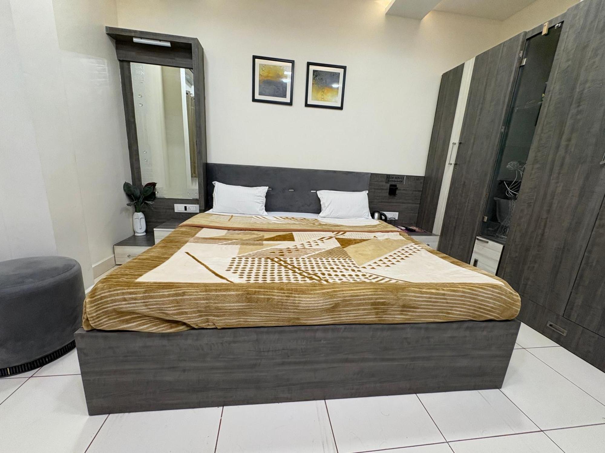 Hotel Anantshree Ujjain Bagian luar foto