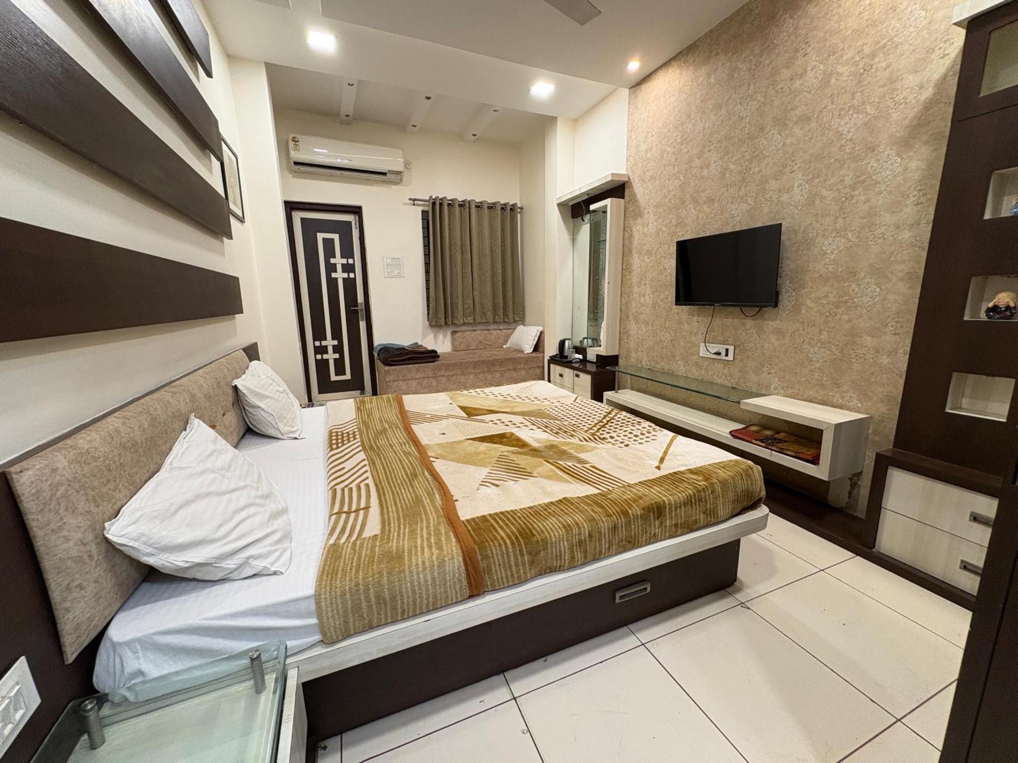 Hotel Anantshree Ujjain Bagian luar foto