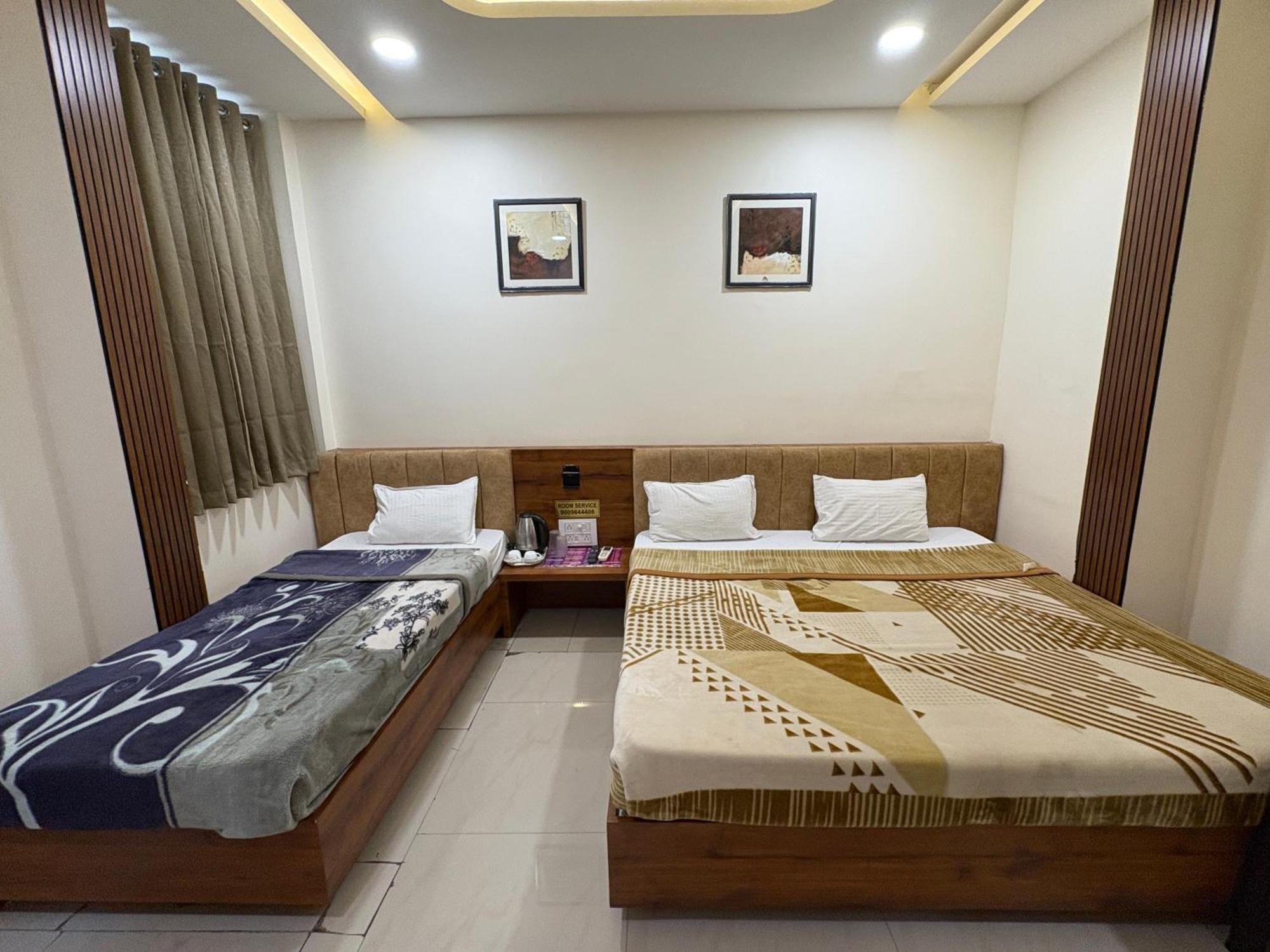 Hotel Anantshree Ujjain Bagian luar foto