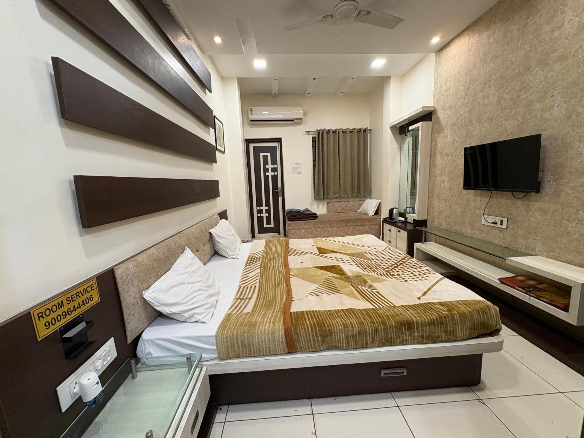 Hotel Anantshree Ujjain Bagian luar foto